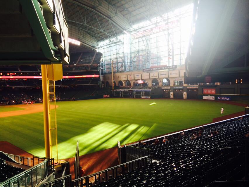 Der Minute Maid Park der Houston Astros mit geschlossenem Dach am Tag.